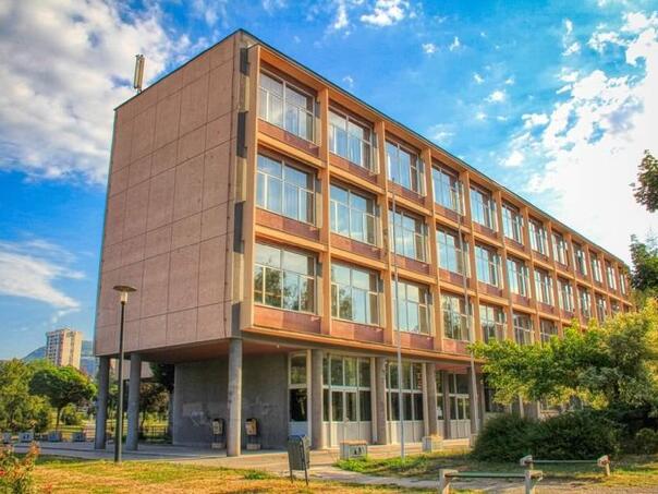 Ranjeni muškarac kod Druge gimnazije u Sarajevu prebačen na KCUS