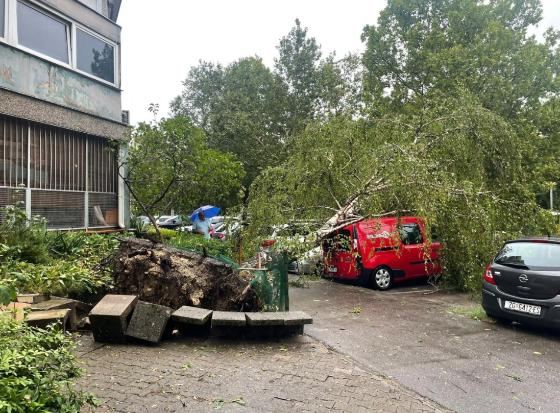 Zagreb pod vodom! Oluja srušila drveće, uništila aute i zaustavila saobraćaj. Pogledajte dramatične prizore!