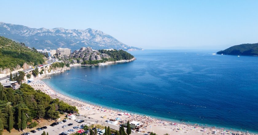 Uhapšeni državljani Srbije zbog krađe 13.000 eura na plaži u Budvi