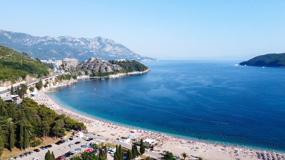 Uhapšeni državljani Srbije zbog krađe 13.000 eura na plaži u Budvi