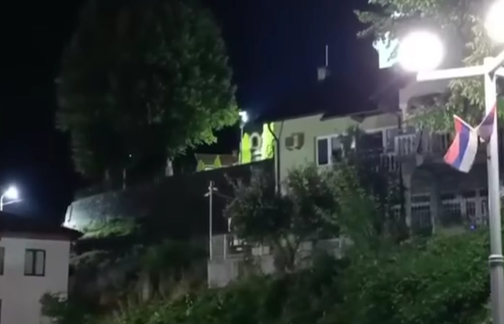 Nakon dženaze u Srebrenici, nacionalističke pjesme ispred crkve izazvale ogorčenje: “Zlo još uvijek pjeva”