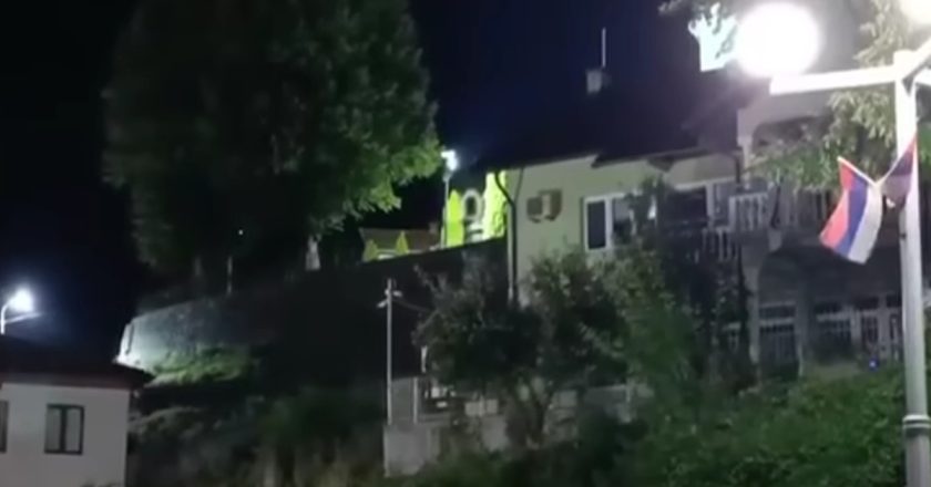 Nakon dženaze u Srebrenici, nacionalističke pjesme ispred crkve izazvale ogorčenje: “Zlo još uvijek pjeva”