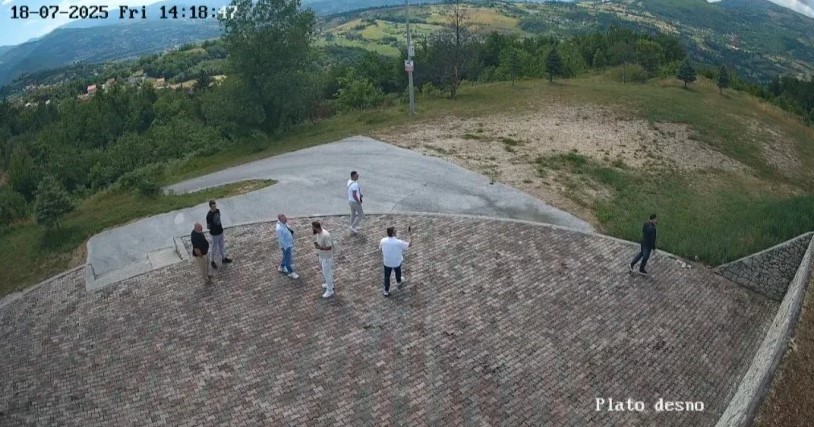 (VIDEO) Istraga pokrenuta: Neprimjereno ponašanje kod spomen-obilježja HVO borcima – snimali uvredljiv TikTok sadržaj