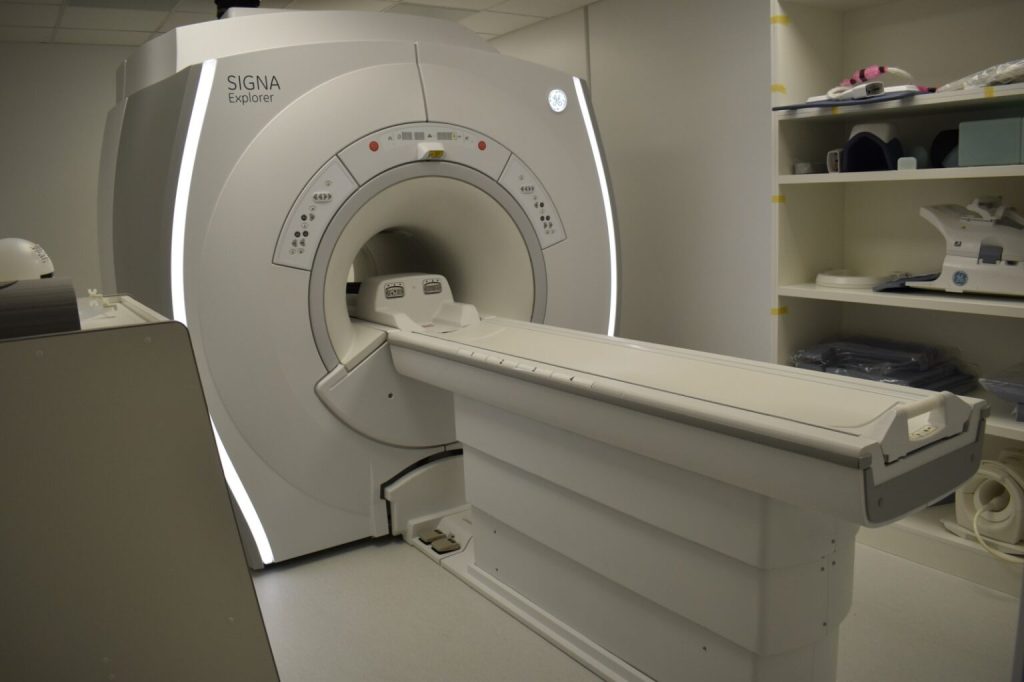 Tragedija u privatnoj klinici: MRI aparat usmrtio muškarca zbog metalnog lanca