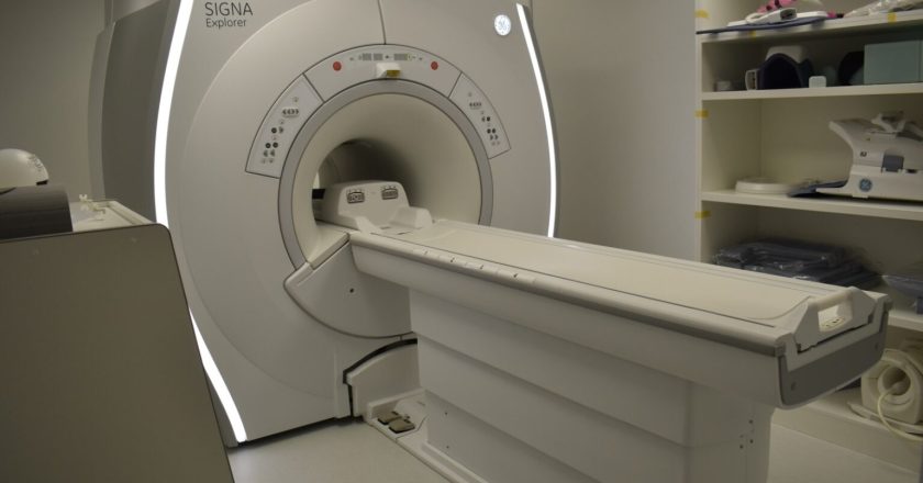 Tragedija u privatnoj klinici: MRI aparat usmrtio muškarca zbog metalnog lanca