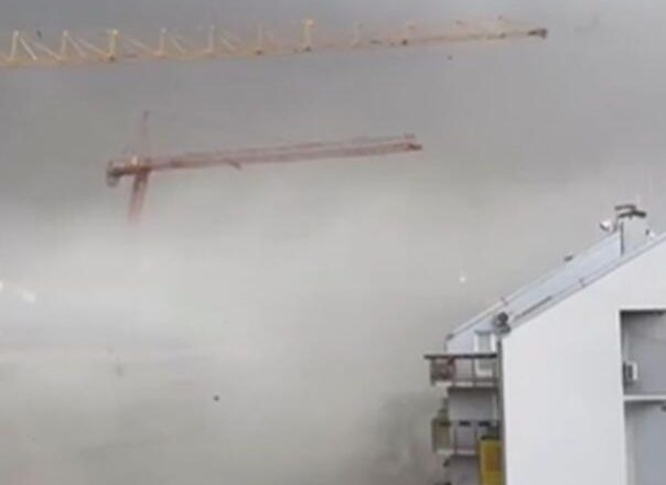 Video: Oluja srušila kran na gradilištu u Beogradu