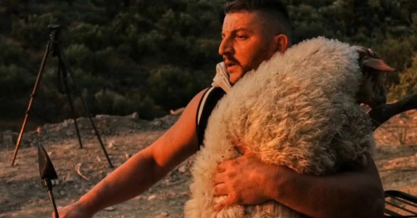 Grk iz Patrasa spašava ovce od požara – hrabro i brzo na motoru