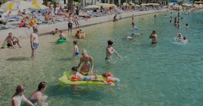 Drama na Neumskoj plaži: Umalo se utopio – spasila ga djevojka na dušeku, dočekala ga žena sa rečenicom za pamćenje!