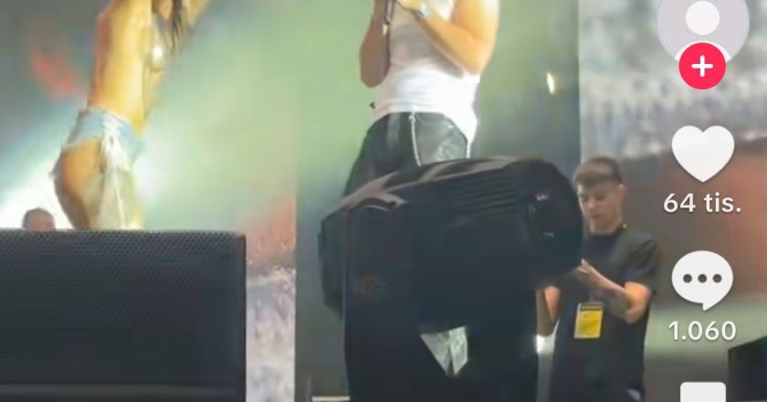 Skandal na nastupu Devita: Devojka istrčala na binu i svukla se pred hiljadama ljudi