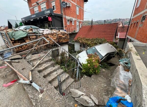NESREĆA U BANJOJ LUCI: Automobil probio ogradu i završio u dvorištu porodične kuće