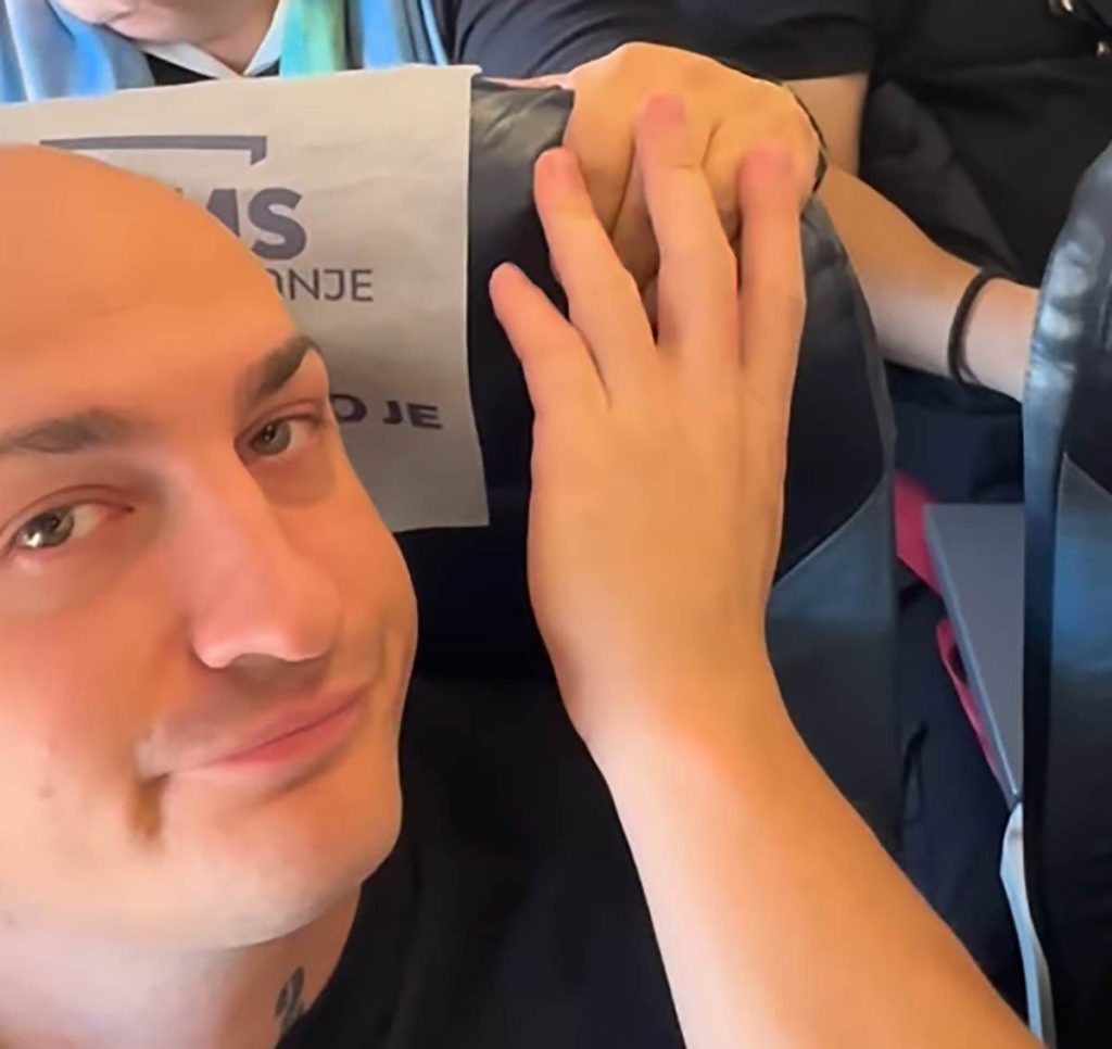 Desingerica ispipao ženu u avionu, njena reakcija postala hit na TikToku