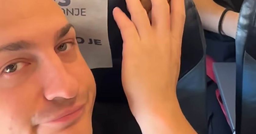 Desingerica ispipao ženu u avionu, njena reakcija postala hit na TikToku