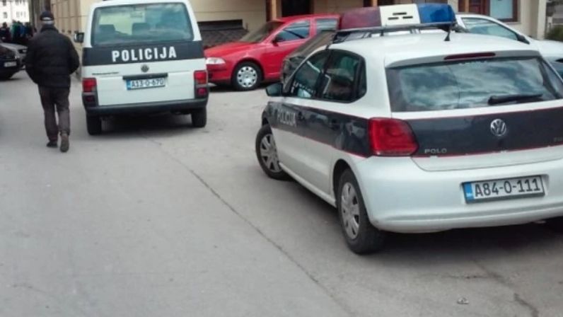 Novi detalji pucnjave u Gornjem Vakufu: Otac pucao na sina, povrijeđen i policajac