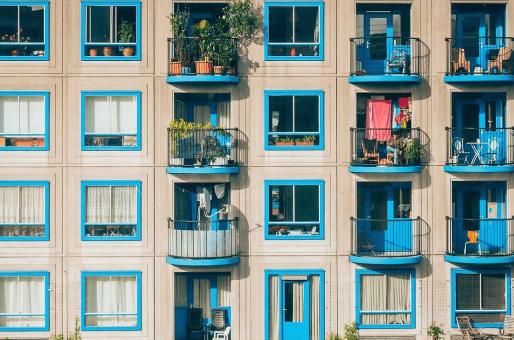 Žena s Balkana kažnjena u Njemačkoj zbog sušenja veša na balkonu (FOTO)
