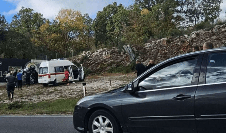 Teška nesreća u BiH: Poginule dvije osobe, autom udarili u zid pored puta