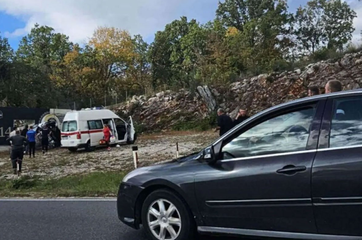 Teška nesreća u BiH: Poginule dvije osobe, autom udarili u zid pored puta