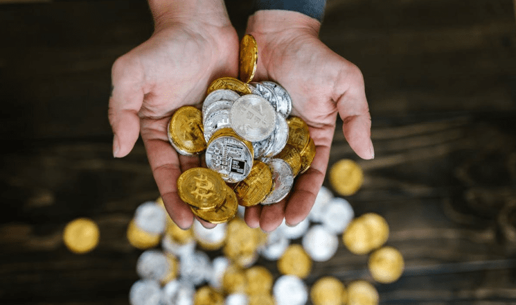 Kopao zemlju tražeći gliste za ribolov, pronašao šest kilograma srebra i zlata