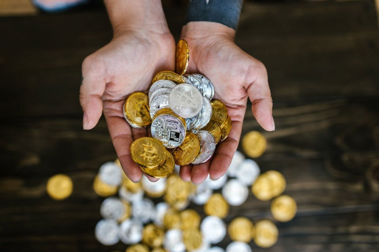 Kopao zemlju tražeći gliste za ribolov, pronašao šest kilograma srebra i zlata