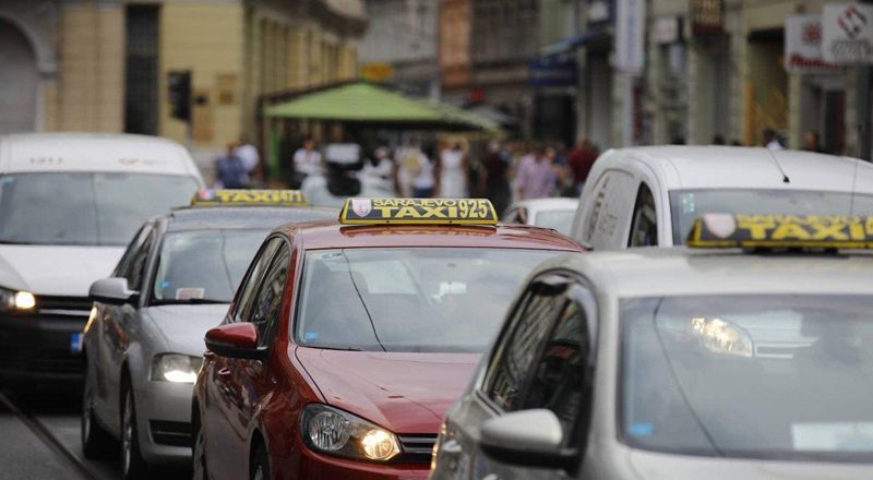 Sarajevski taksisti odali počast Halidu Bešliću, na dženazu će voziti besplatno