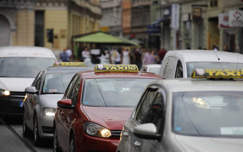 Sarajevski taksisti odali počast Halidu Bešliću, na dženazu će voziti besplatno