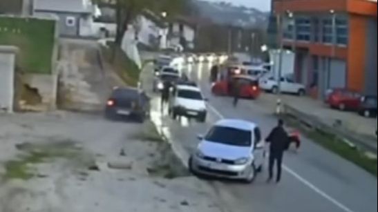 Maloljetnik izazvao nesreću u Velikoj Kladuši, pa automobilom pokušao pregaziti ljude