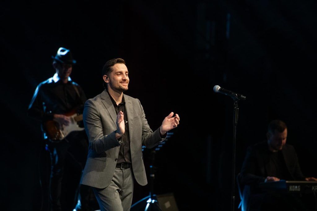 Mirza Selimović oduševio Tuzlu: Sav prihod od koncerta donirao Domu za nezbrinutu djecu