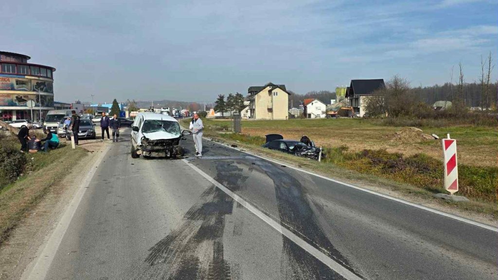 Nova teška nesreća u Živinicama: Vozilo završilo u kanalu, drugo teško oštećeno