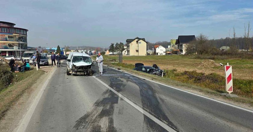 Nova teška nesreća u Živinicama: Vozilo završilo u kanalu, drugo teško oštećeno