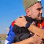 Emotivan susret Nadije i Save: Ona s hidžabom, on sa šajkačom, zagrljaj koji je ganutio Srbiju