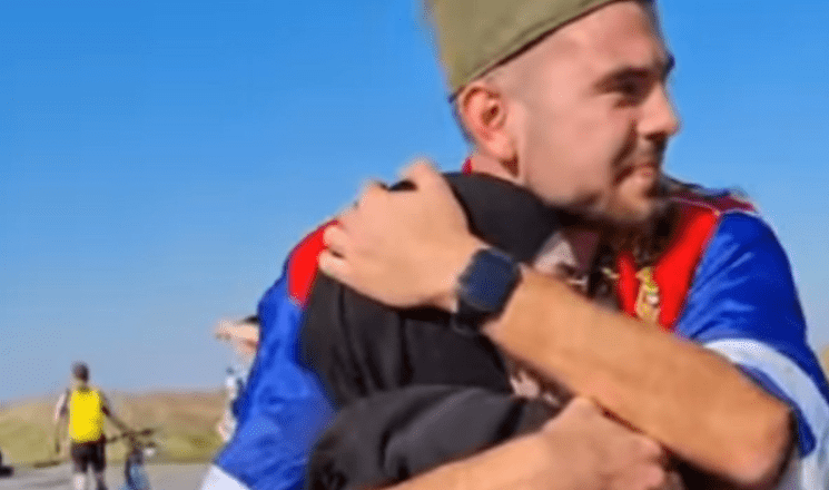 Emotivan susret Nadije i Save: Ona s hidžabom, on sa šajkačom, zagrljaj koji je ganutio Srbiju