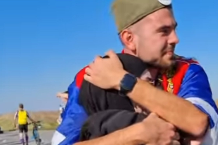 Emotivan susret Nadije i Save: Ona s hidžabom, on sa šajkačom, zagrljaj koji je ganutio Srbiju