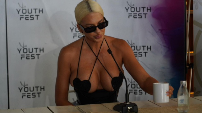 Karleuša kritikovala Srbe i skup u Novom Sadu: “Od tragedije ste napravili farsu sa palestinskim zastavama!”