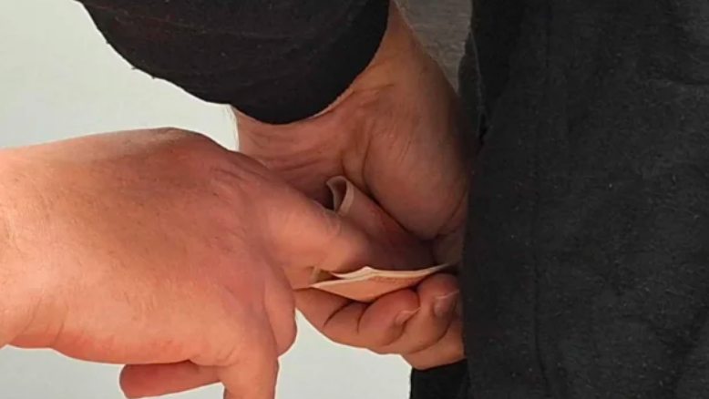 U policijski rokovnik ubacio 100 KM da izbjegne test na drogu: Dobio šest mjeseci zatvora