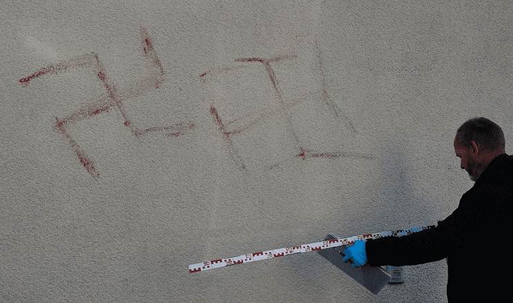 Jezivo otkriće u Njemačkoj: Svastike nacrtane ljudskom krvlju na 50 automobila i kuća u Hanauu