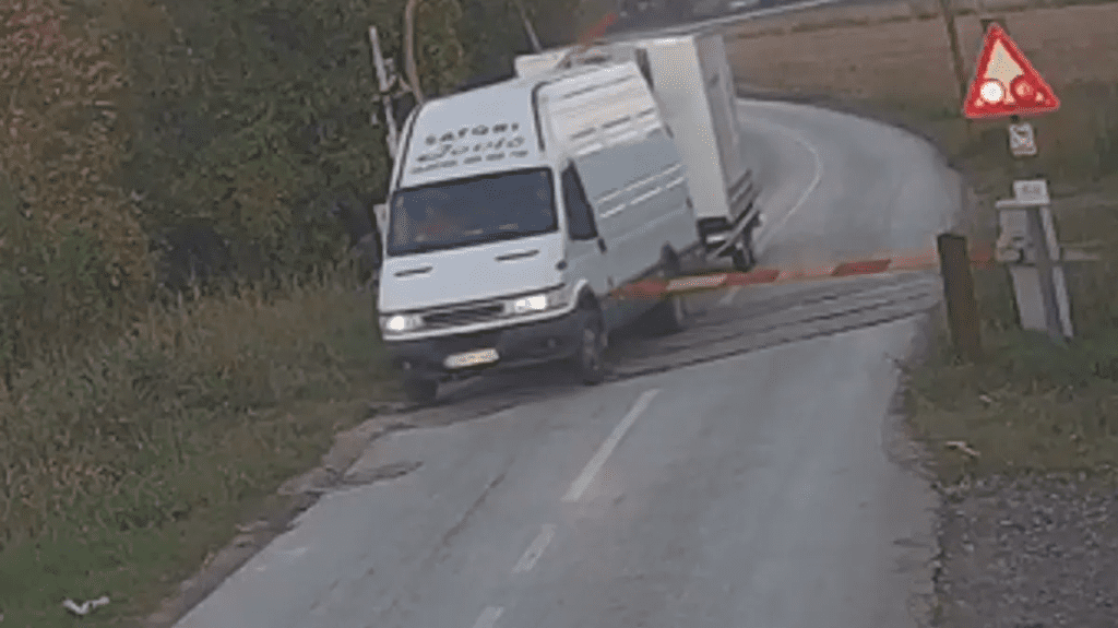 Sekunde do tragedije: Vozač kombija ignorisao rampu na pruzi, kamera sve zabilježila