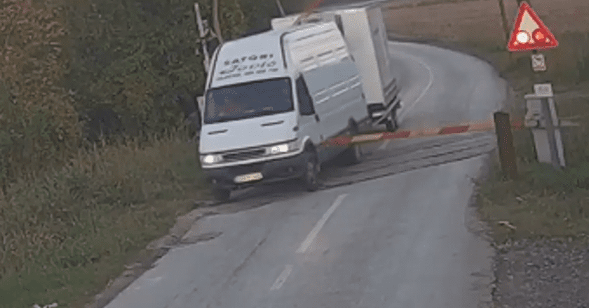 Sekunde do tragedije: Vozač kombija ignorisao rampu na pruzi, kamera sve zabilježila