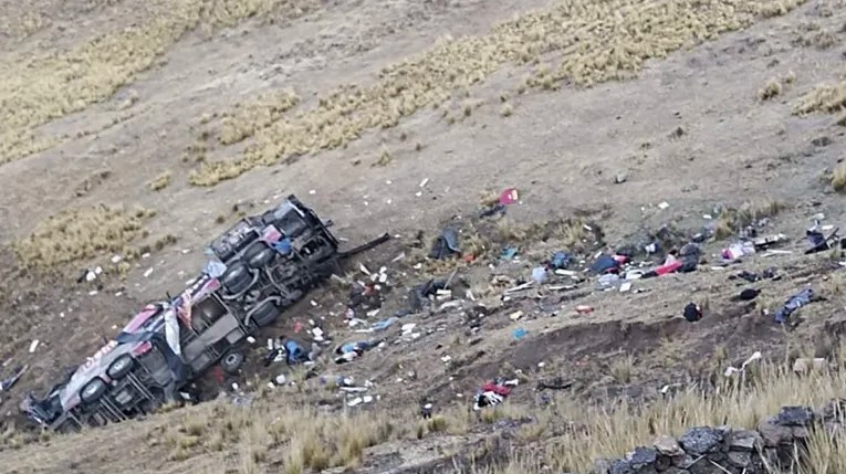 Autobus sletio u provaliju, poginulo 37 osoba