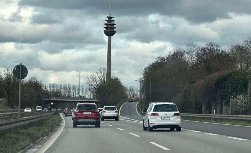Stao da pomogne, muškarac mu ukrao i auto i suprugu