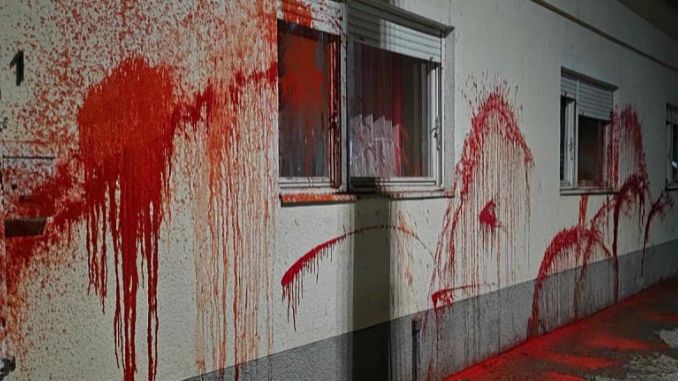 Neredi u regionu: Hrvatima u Srbiji bacaju crvenu farbu na kuće, a Srbima u Hrvatskoj onemogućene kulturne manifestacije