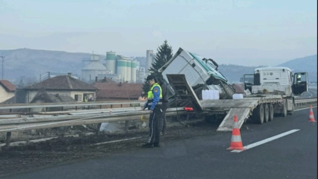 Haos na autoputu kod Kaknja: Kamion pao s prikolice na drugo vozilo