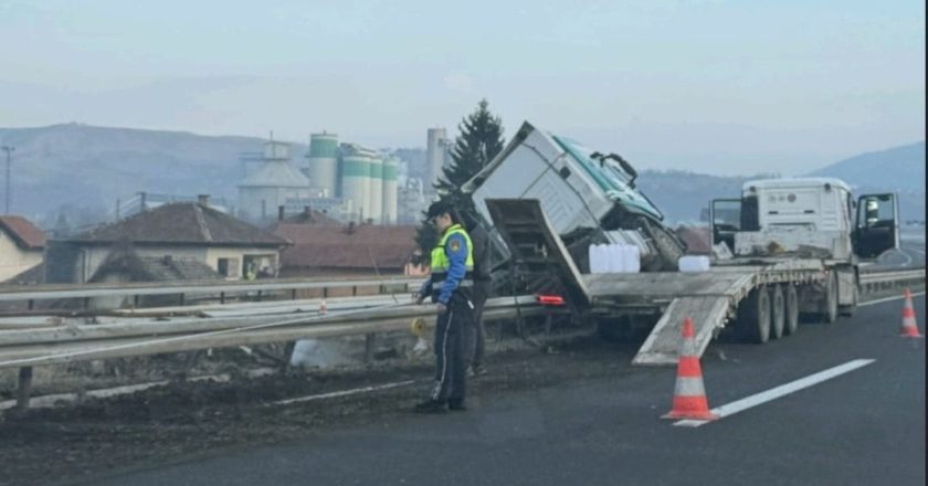 Haos na autoputu kod Kaknja: Kamion pao s prikolice na drugo vozilo