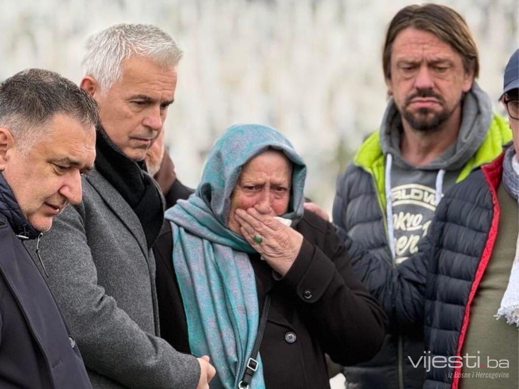 Dirljiv prizor na Halidovom mezaru: Sejda se prvi put pojavila u javnosti