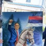 Mladi umjetnik u Trebinju poklonio Miloradu Dodiku sliku na kojoj jaše konja i maše zastavom