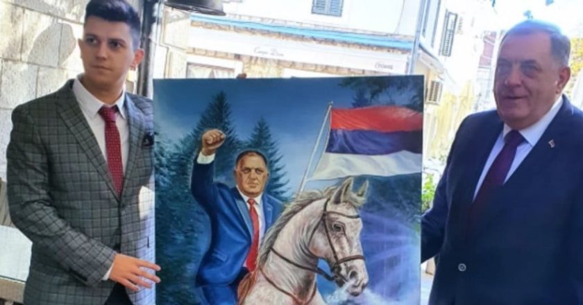 Mladi umjetnik u Trebinju poklonio Miloradu Dodiku sliku na kojoj jaše konja i maše zastavom
