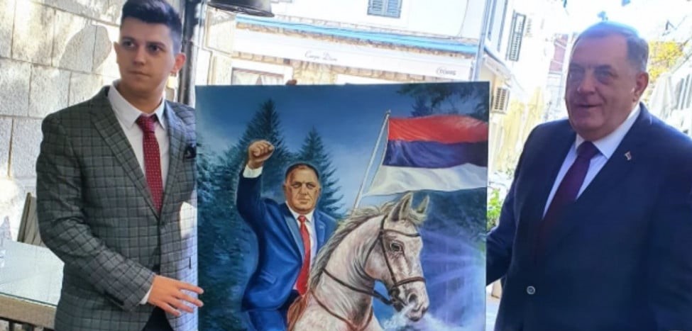Mladi umjetnik u Trebinju poklonio Miloradu Dodiku sliku na kojoj jaše konja i maše zastavom