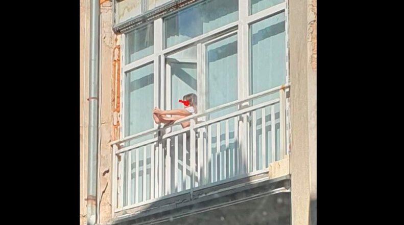 Fotografija iz Tuzle zapalila društvene mreže: Žena na balkonu siječe nokte