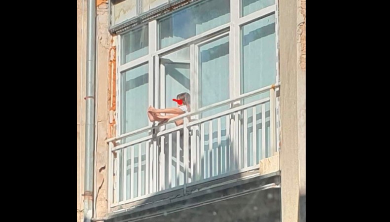 Fotografija iz Tuzle zapalila društvene mreže: Žena na balkonu siječe nokte