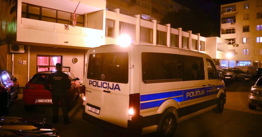 Maskirani huligani prekinuli Dan srpske kulture u Splitu: Uzvikivali “Za dom spremni”