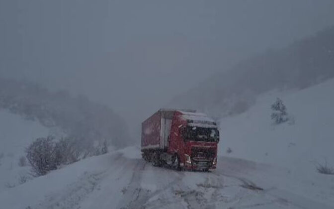 Snijeg ne prestaje u BiH i regionu: Radost za skijaše, glavobolja za vozače