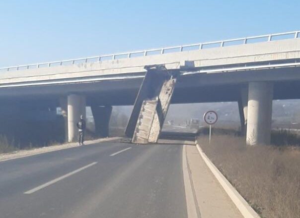 Kamion udario u nadvožnjak na autoputu kod Doboja